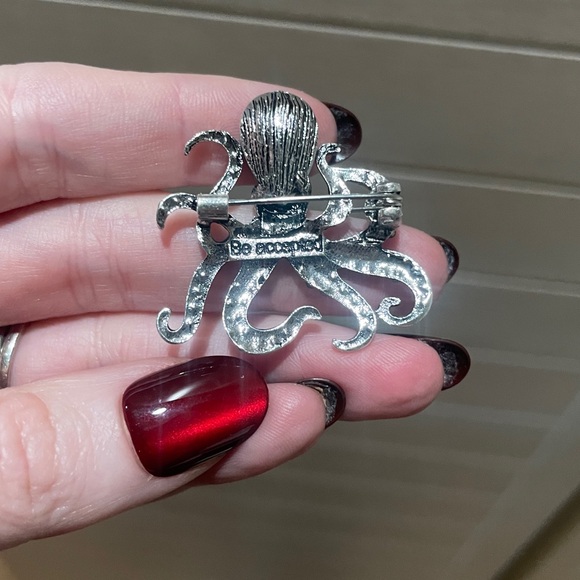 Green Octopus Brooch - Picture 3 of 4